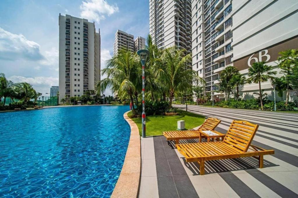 泳池景休闲家庭套房3房3厕6-10人适合家庭入住金海湾@danga Bay Apartment Johor Bahru