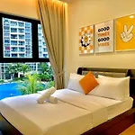 泳池景休闲家庭套房3房3厕6-10人适合家庭入住金海湾@Danga Bay