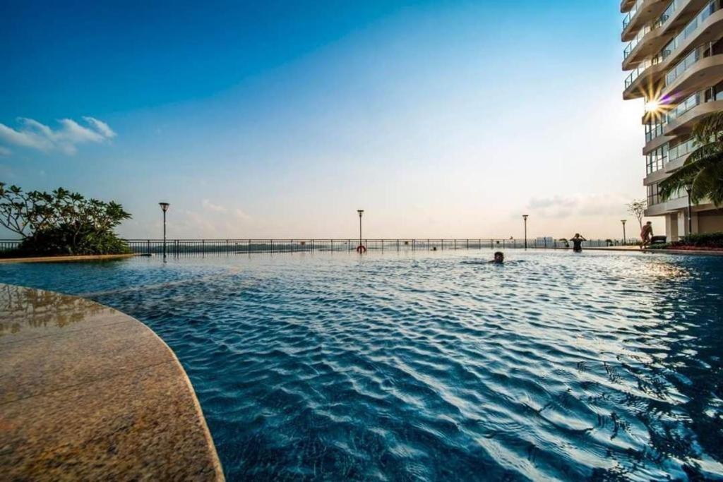 泳池景休闲家庭套房3房3厕6-10人适合家庭入住金海湾@danga Bay Apartment Johor Bahru